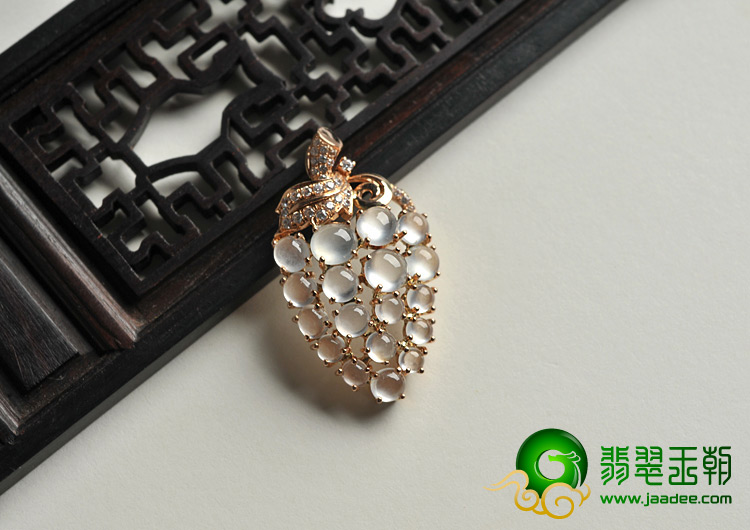 玻璃种缅甸翡翠A货镶玫瑰金葡萄胸坠（真钻）