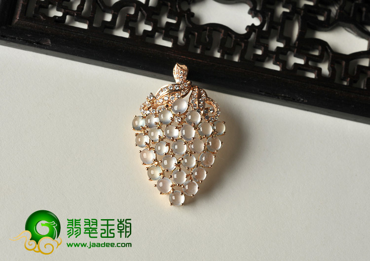 玻璃种缅甸翡翠A货镶玫瑰金葡萄胸坠（真钻）