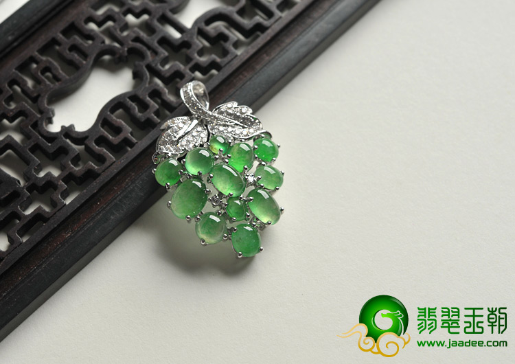 冰种翠色缅甸翡翠A货镶白金葡萄胸坠（真钻）