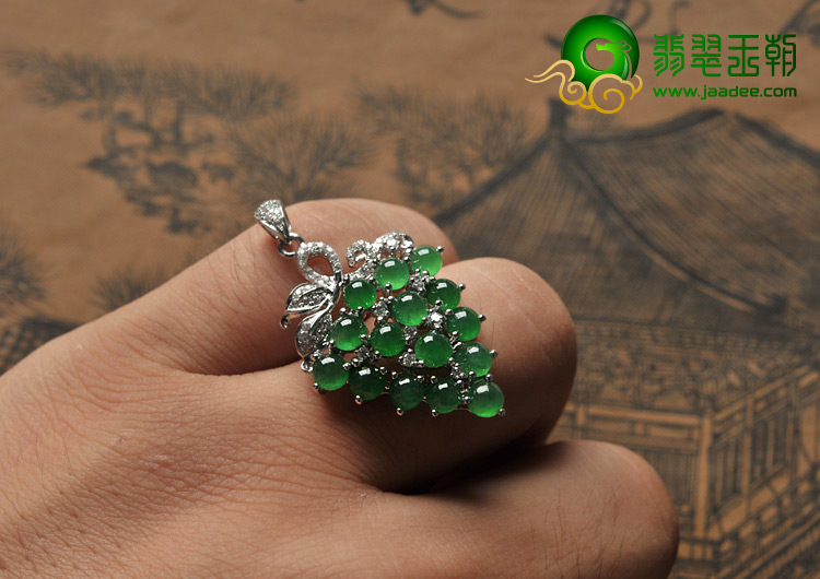 冰种阳绿缅甸翡翠A货镶白金葡萄胸坠（真钻）