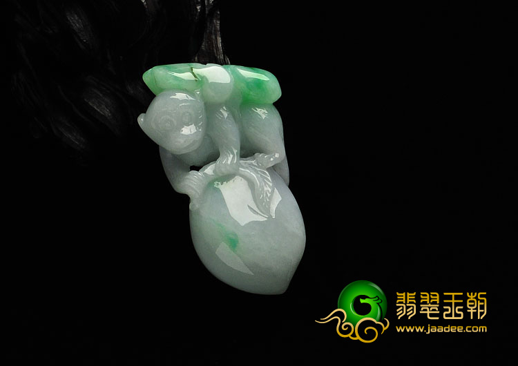 细糯种淡春带彩缅甸翡翠A货灵猴献瑞挂件