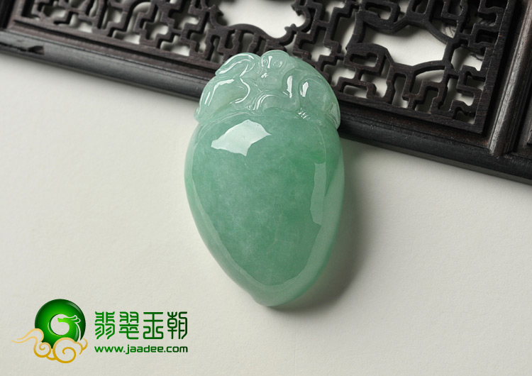(超值推荐)糯冰种豆色缅甸翡翠A货灵猴献寿挂件