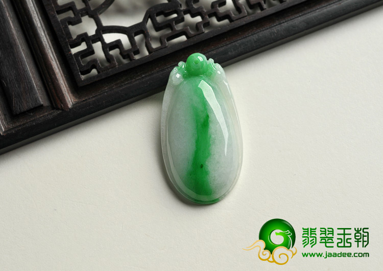 细糯种翠色缅甸翡翠A货福瓜挂件