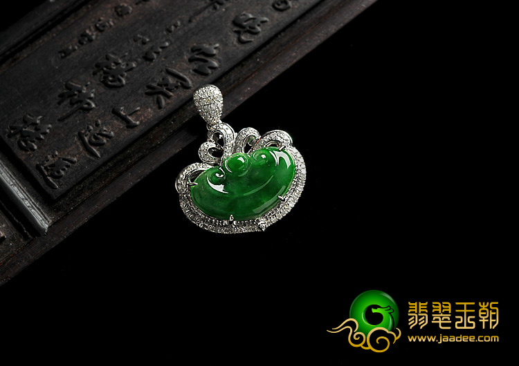 冰种正阳绿满绿缅甸翡翠A货镶白金如意胸坠（真钻）