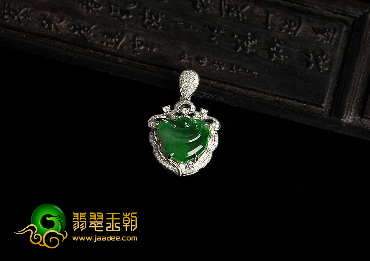 冰种阳绿满绿缅甸翡翠A货镶白金如意胸坠（真钻）