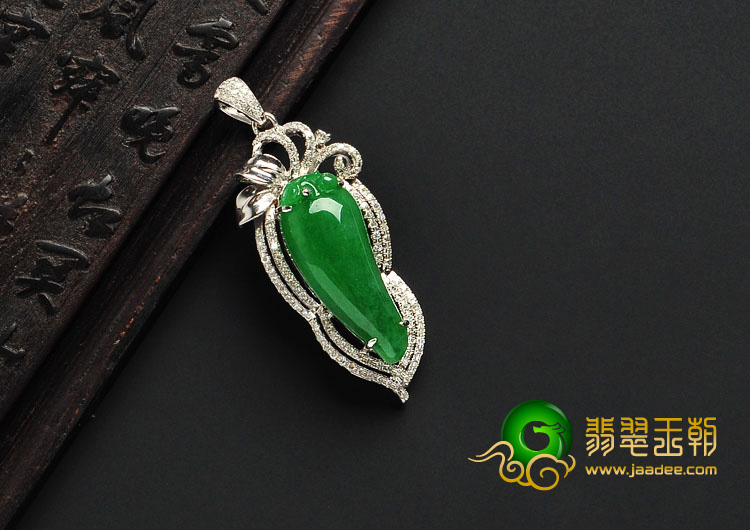 糯冰种阳绿满绿缅甸翡翠A货镶白金福瓜胸坠（真钻）