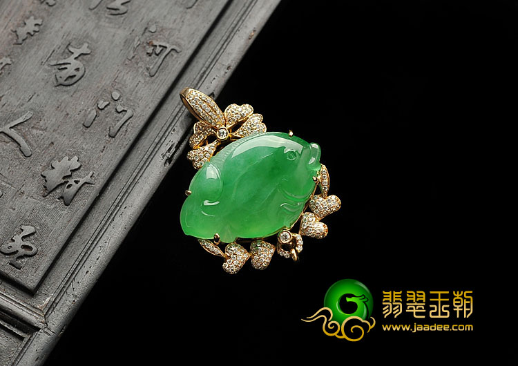 冰种阳绿满绿缅甸翡翠A货镶玫瑰金小鱼胸坠（真钻）
