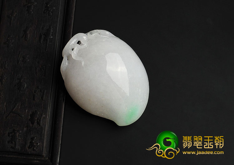 糯冰种白底青缅甸翡翠A货寿桃挂件