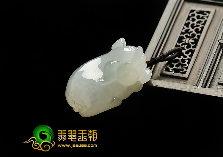 糯冰种淡晴水缅甸翡翠A货福猪挂件