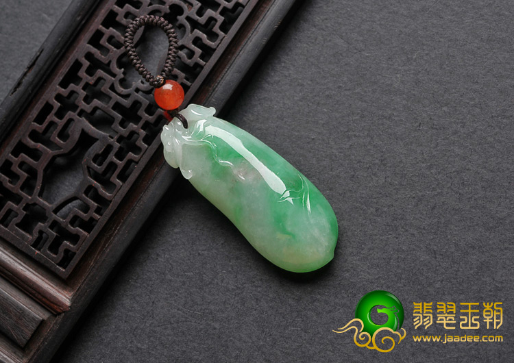 糯冰种翠色缅甸翡翠A货福瓜挂件