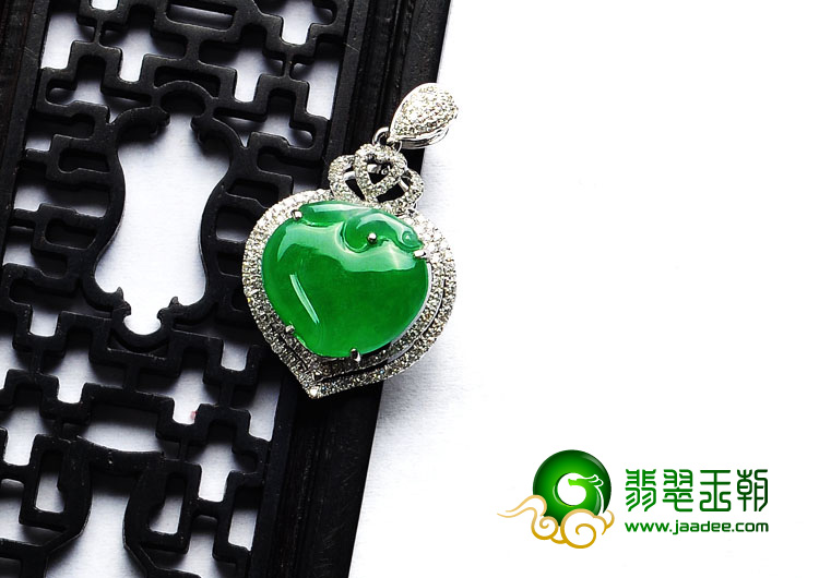 冰种正阳绿满绿缅甸翡翠A货镶白金寿桃胸坠（真钻）