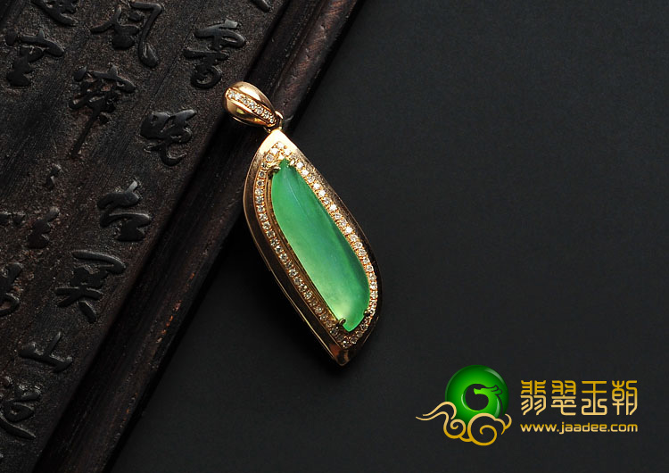 冰种绿晴水满绿缅甸翡翠A货镶玫瑰金随形胸坠（真钻）