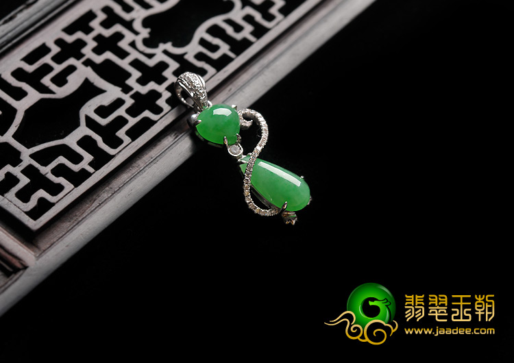 糯冰种阳绿满绿缅甸翡翠A货镶白金招财猫胸坠（真钻）