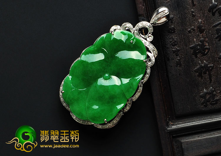 糯冰种正阳绿缅甸翡翠A货镶白金荷叶胸坠（真钻）