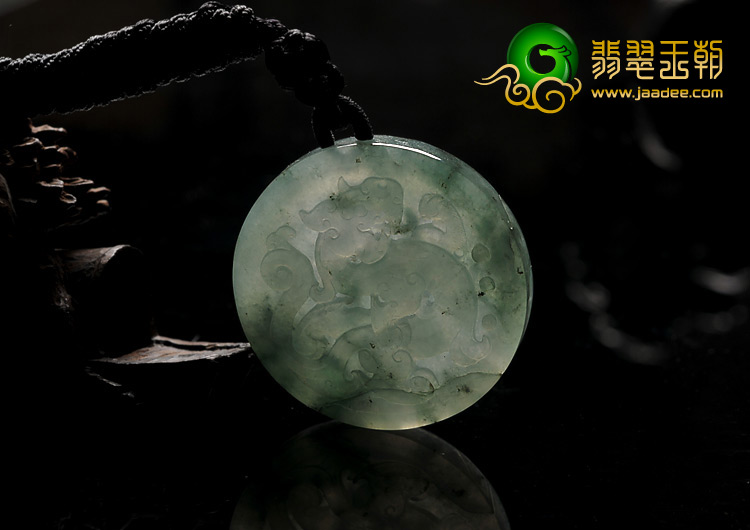 (超值推荐)糯冰种晴水略飘花缅甸翡翠A货龙凤牌挂件（一对）