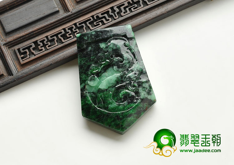 细糯种癣加绿缅甸翡翠A货仿古龙牌挂件