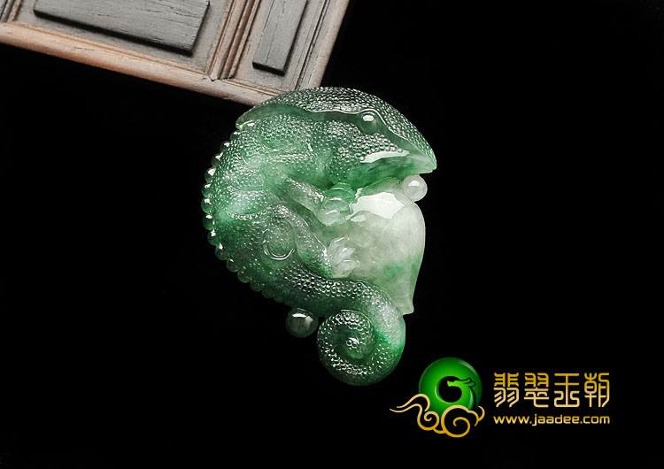 糯冰种翠色缅甸翡翠A货今非昔比挂件