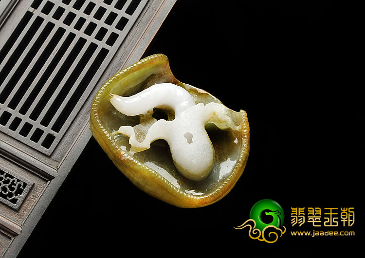 糯冰种褐黄翡缅甸翡翠A货春蚕挂件