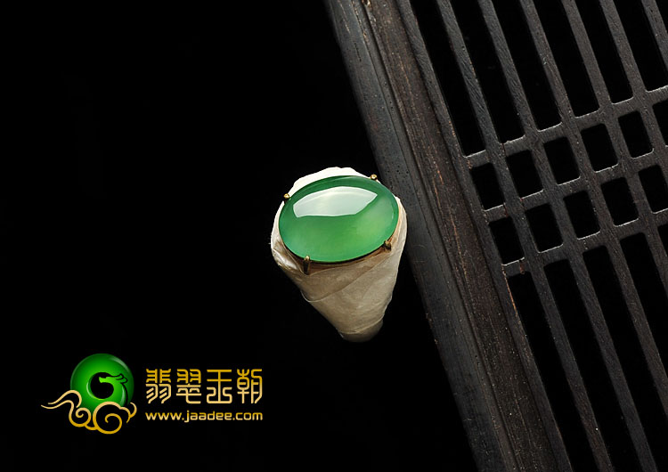 冰玻种翠色缅甸翡翠A货戒面