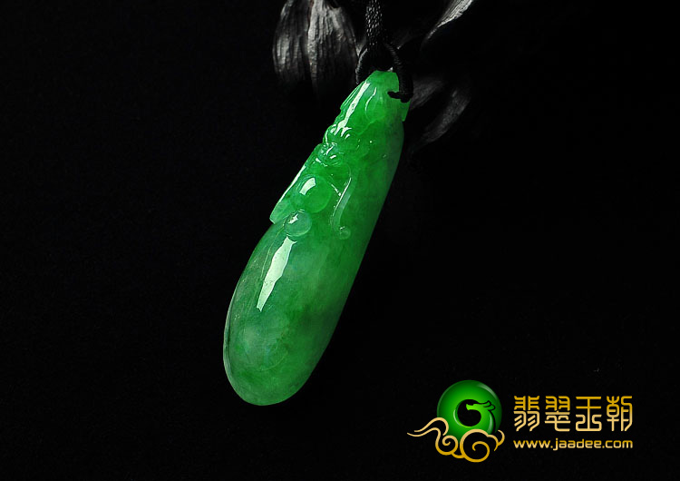 糯冰种翠色缅甸翡翠A货龙戏珠挂件
