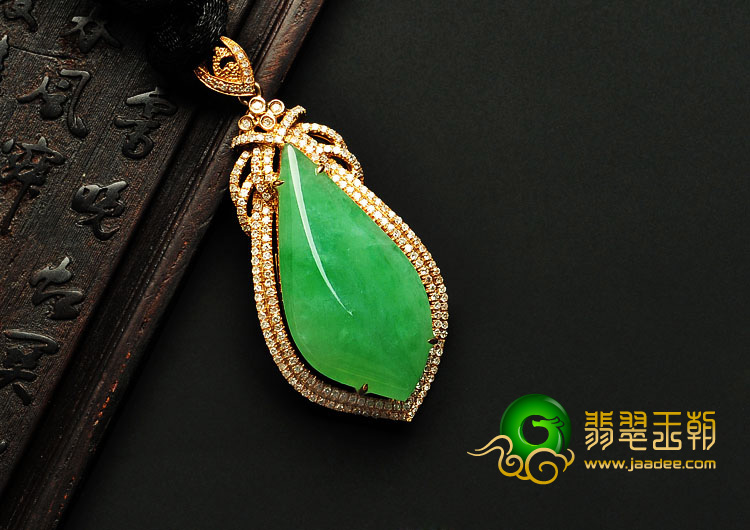糯冰种翠色缅甸翡翠A货镶玫瑰金水滴胸坠（真钻）