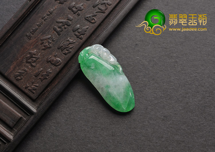 糯冰种翠色缅甸翡翠A货福瓜挂件