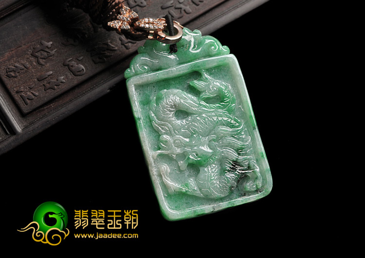 糯冰种翠色缅甸翡翠A货龙凤牌挂件