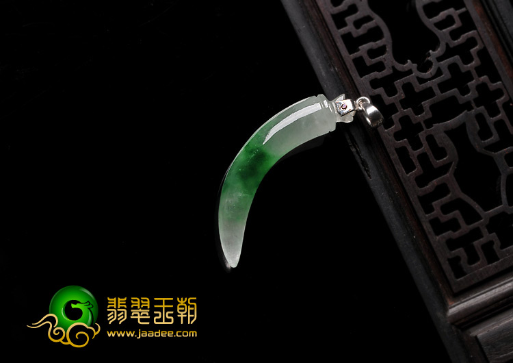冰种飘翠缅甸翡翠A货镶玫瑰金扣辣椒挂件（真钻）
