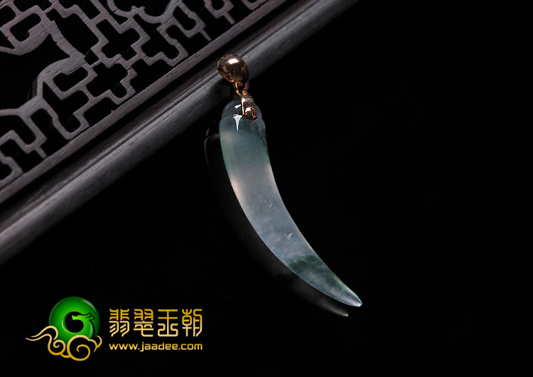 冰种飘翠缅甸翡翠A货镶玫瑰金扣辣椒挂件（真钻）