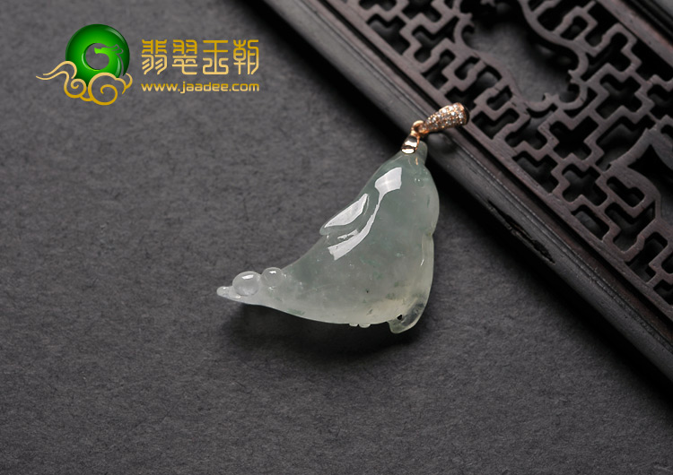 冰种飘花缅甸翡翠A货镶玫瑰金扣海豚挂件（真钻）