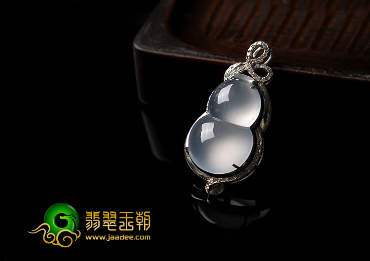 冰玻种缅甸翡翠A货镶白金葫芦胸坠（真钻）