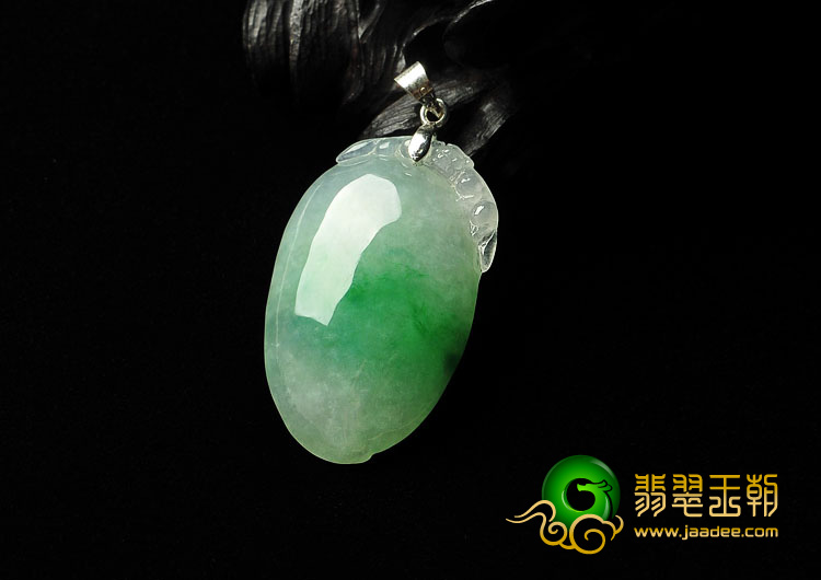 糯冰种翠色缅甸翡翠A货玉桃挂件