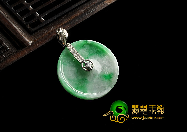 糯冰种翠色缅甸翡翠A货镶白金平安扣胸坠（真钻）