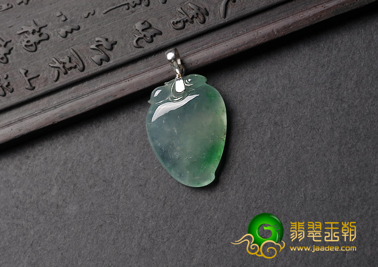 冰种飘翠缅甸翡翠A货寿桃挂件