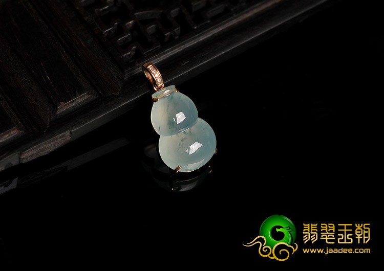 冰种略飘花缅甸翡翠A货镶玫瑰金葫芦胸坠（真钻）