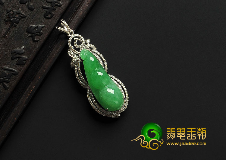 糯冰种苹果绿满绿缅甸翡翠A货镶白金四季平安豆胸坠（水钻）