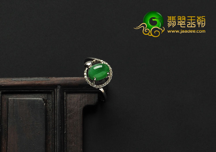 糯冰种阳绿缅甸翡翠A货镶白金戒指（水钻）