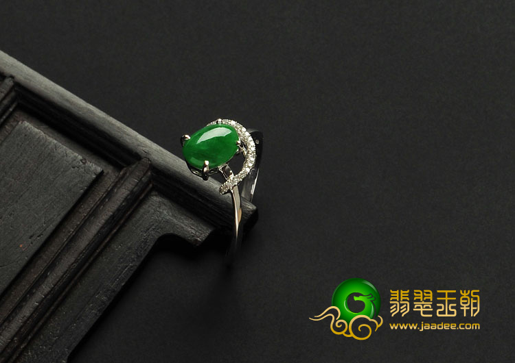 糯冰种阳绿缅甸翡翠A货镶白金戒指（水钻）