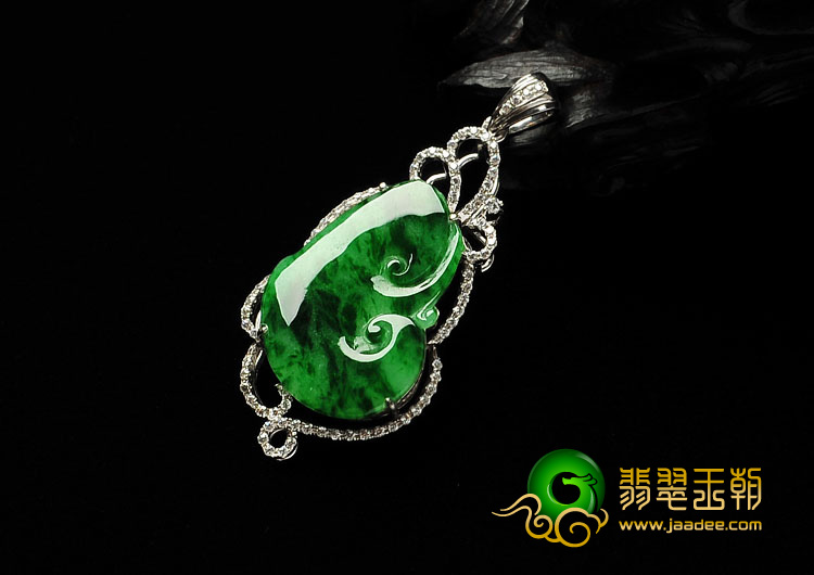 糯冰种浓绿缅甸翡翠A货镶白金如意胸坠（水钻）