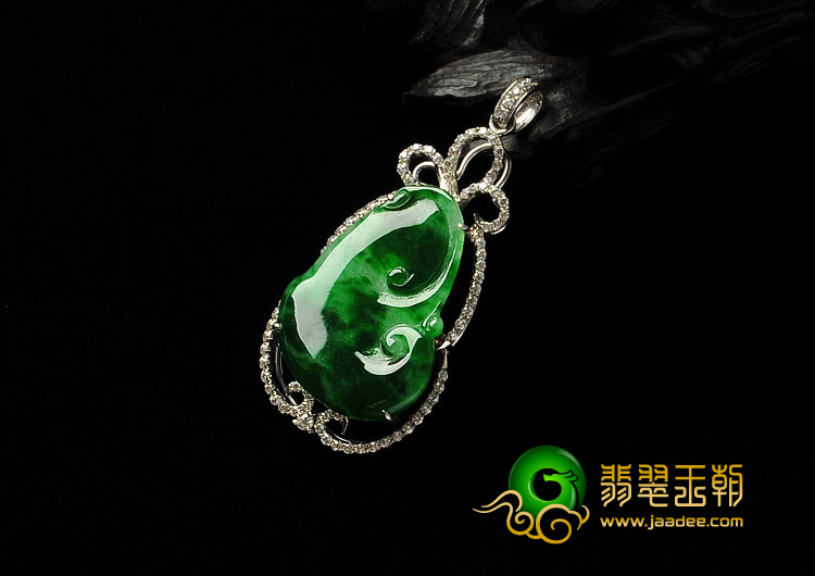 糯冰种浓绿缅甸翡翠A货镶白金如意胸坠（水钻）