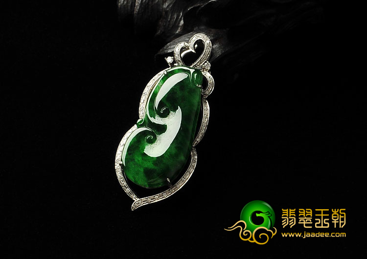 糯冰种浓绿缅甸翡翠A货镶白金如意胸坠