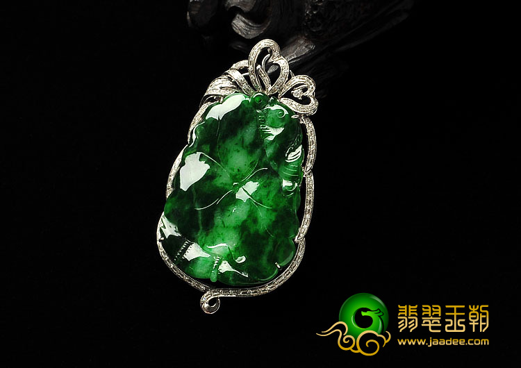 糯冰种浓绿缅甸翡翠A货镶白金年年有余胸坠