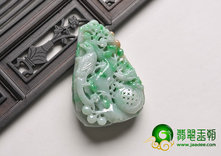 糯冰种翠色略带褐红翡缅甸翡翠A货喜上眉梢挂件