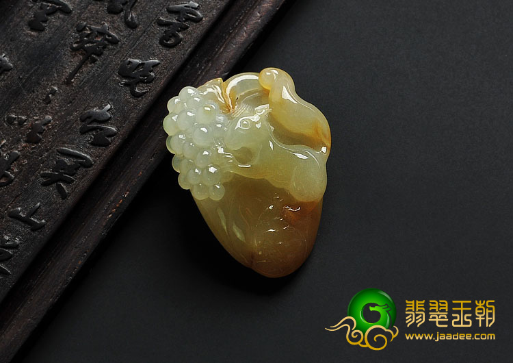 糯冰种黄翡缅甸翡翠A货松鼠挂件