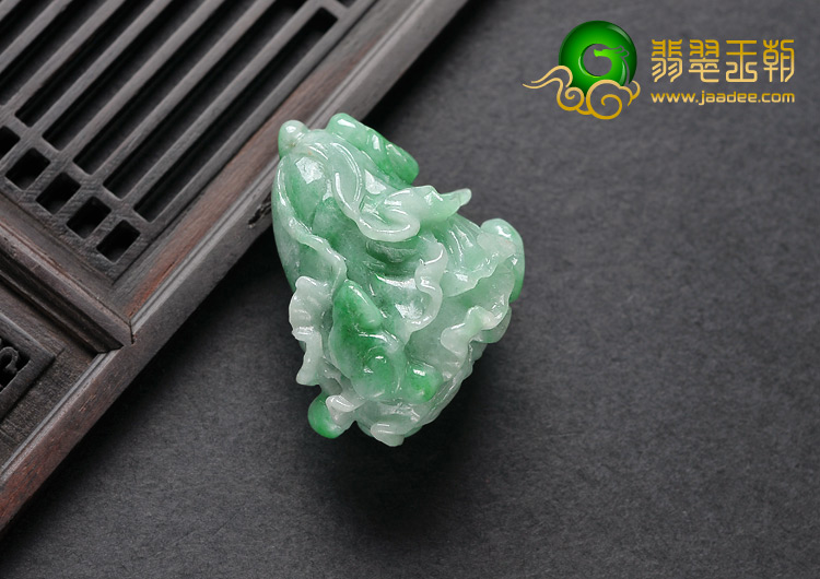 糯冰种翠色缅甸翡翠A货白菜挂件