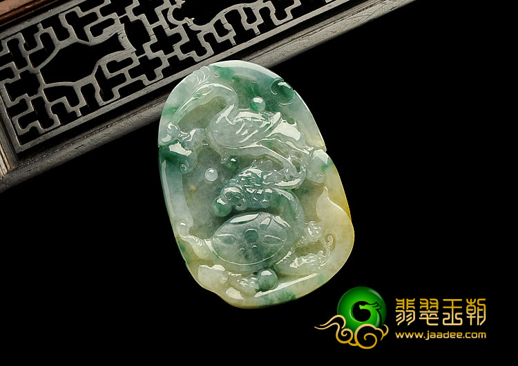 糯冰种飘花略带黄翡缅甸翡翠A货独占鳌头挂件