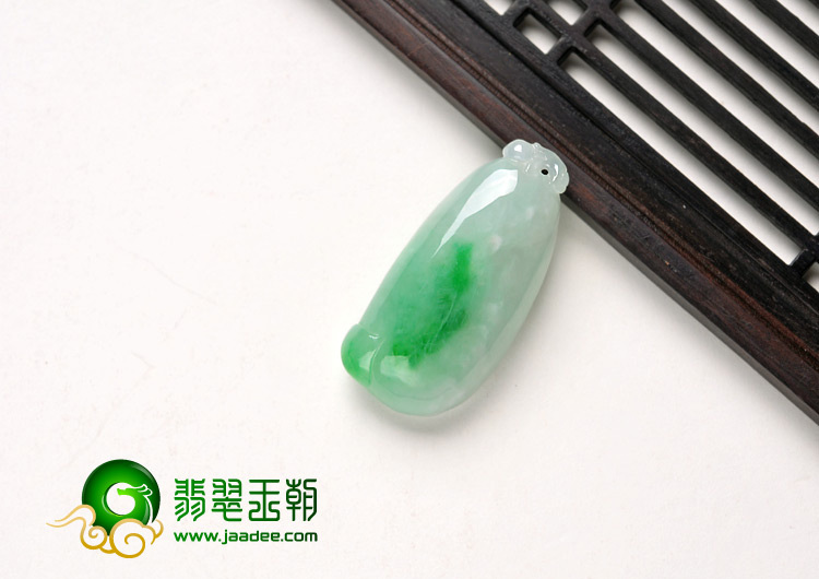 糯冰种翠色缅甸翡翠A货福瓜挂件