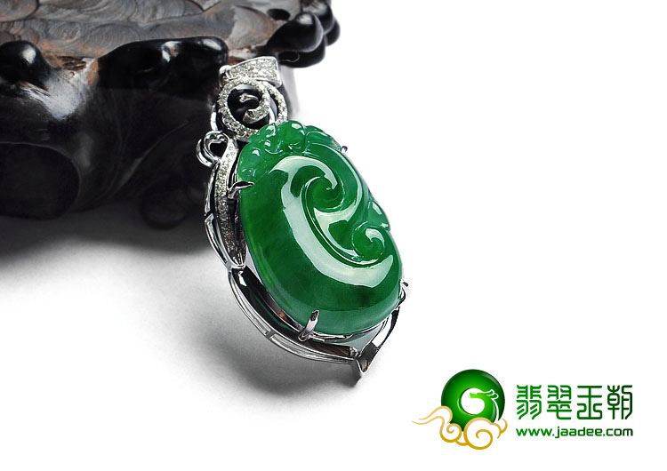 糯冰种正阳绿满绿缅甸翡翠A货镶白金如意胸坠（真钻）