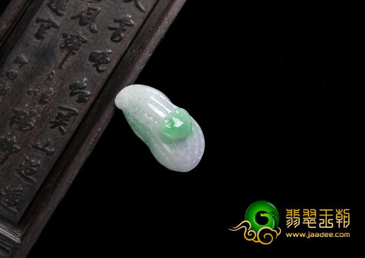 细糯种春带彩缅甸翡翠A货花生挂件