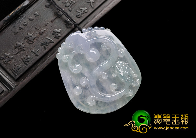 糯冰种春带彩缅甸翡翠A货龙牌挂件